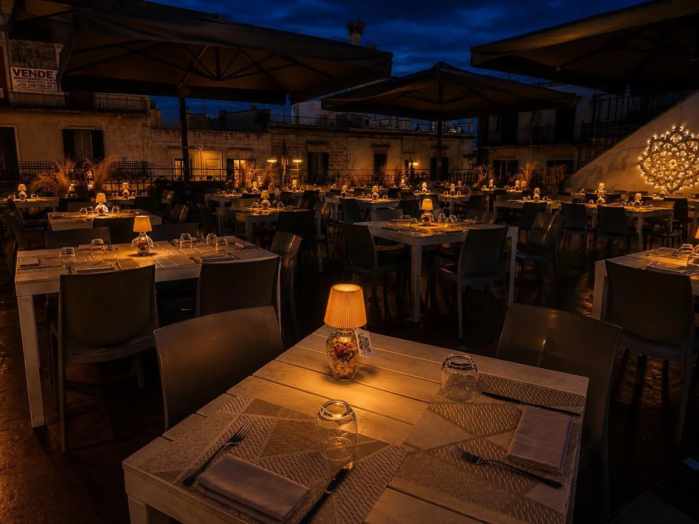 Le luci della terrazza al calare della sera